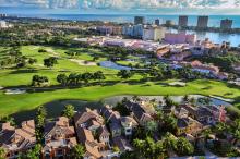 Houses on a golf course close to the beach